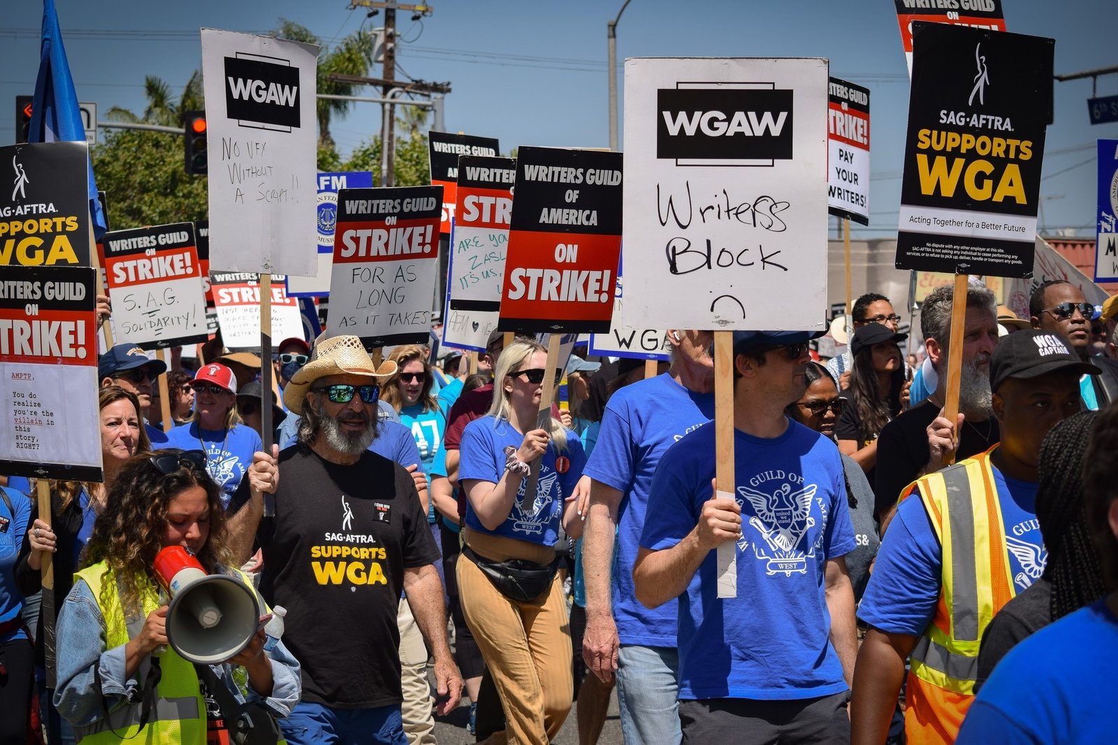 65,000 actors went on strike, demanding to quit their jobs in Hollywood 3
