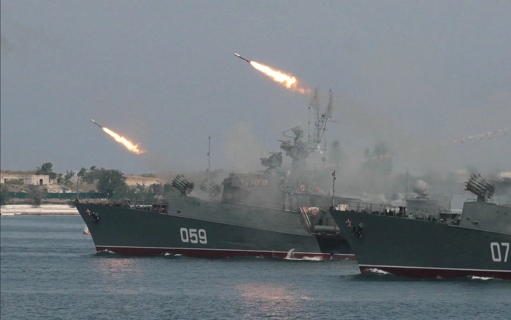 Russia dispatched warships carrying missiles, ready to fight in the Black Sea 0